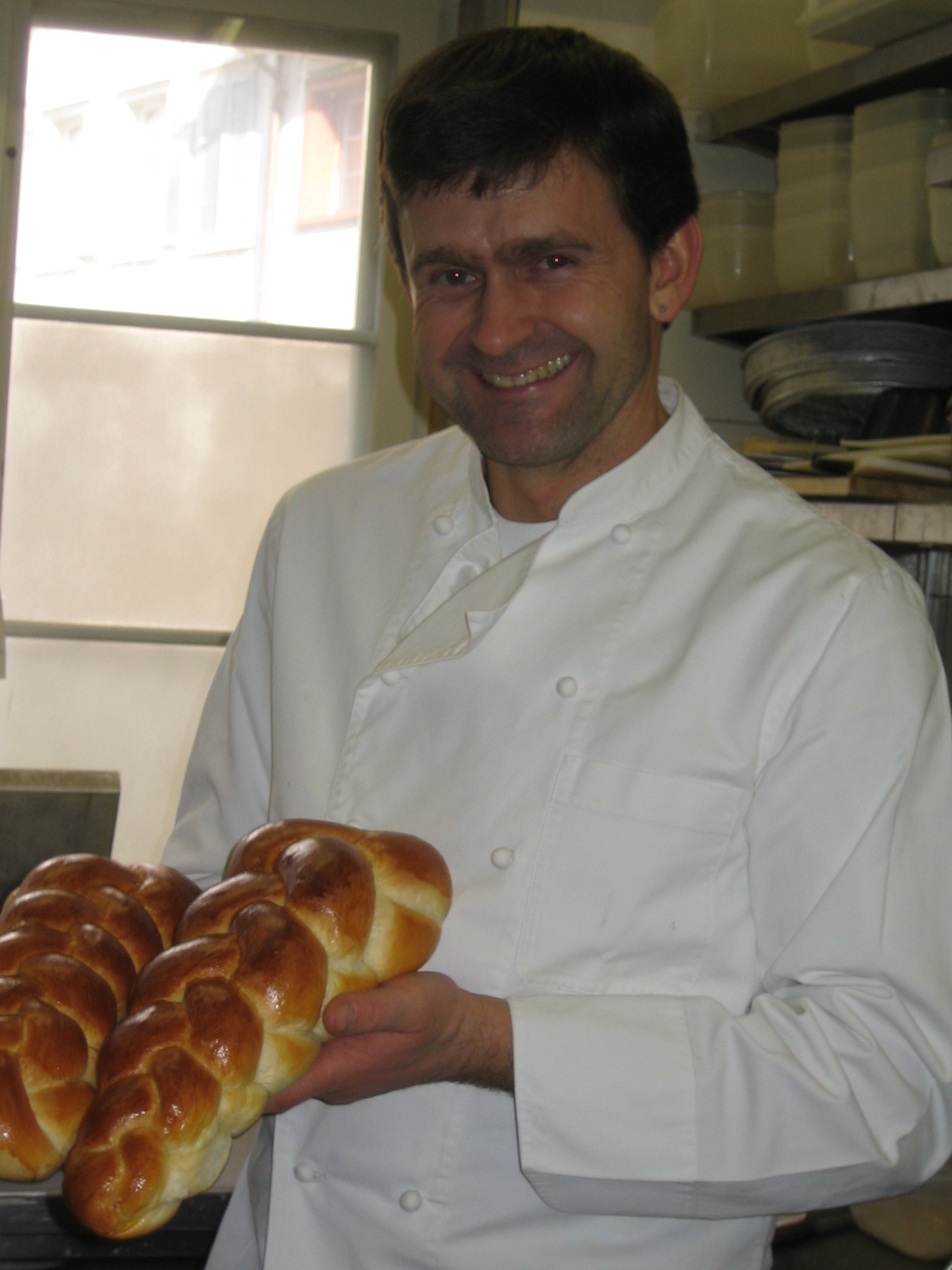 Konditormeister Thomas Gantenbein in der Backstube mit frisch gebackenem Butterzopf