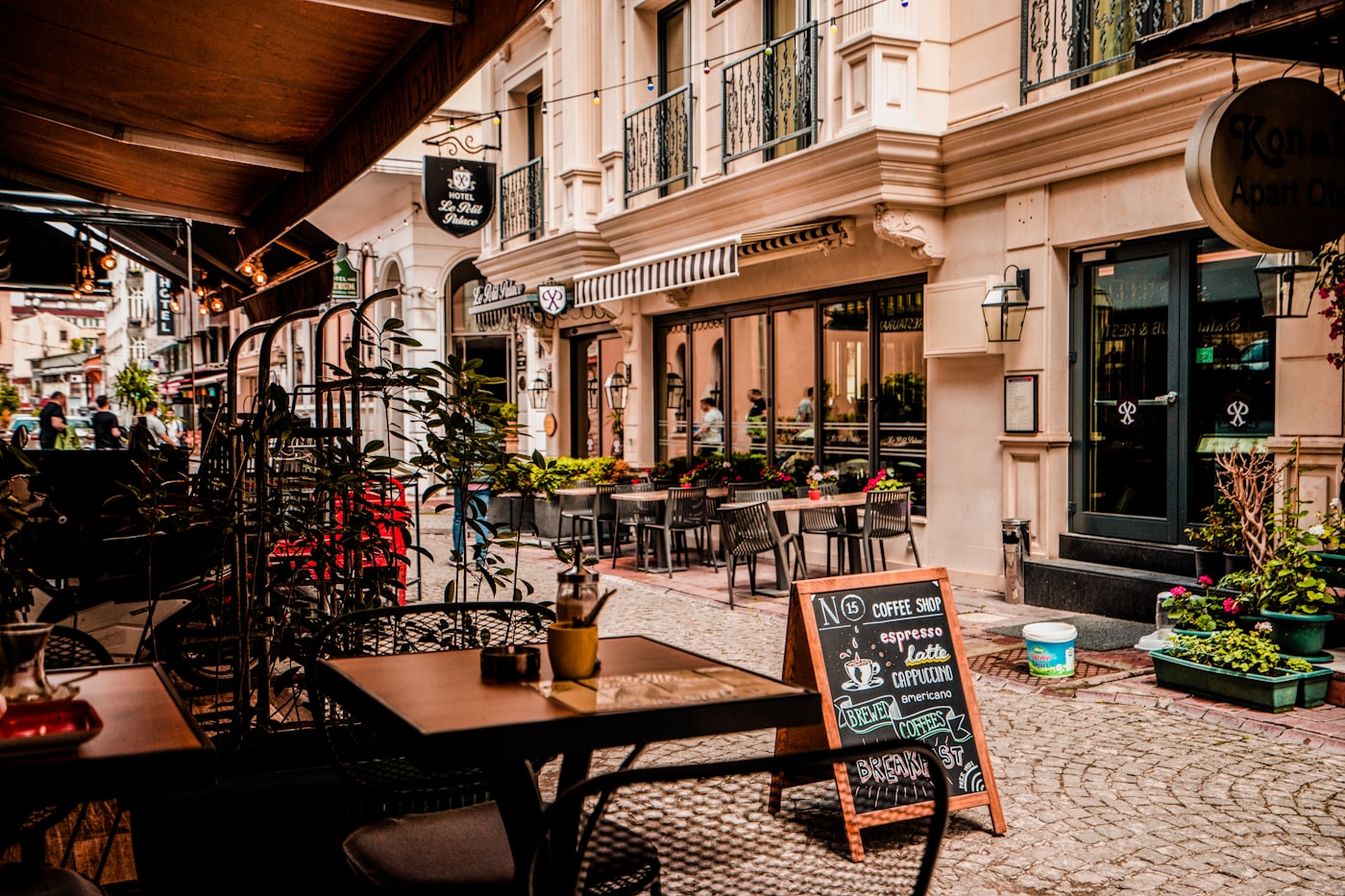 Gemütliches Strassencafé mit Tischen vor dem Haus an der Marktgasse